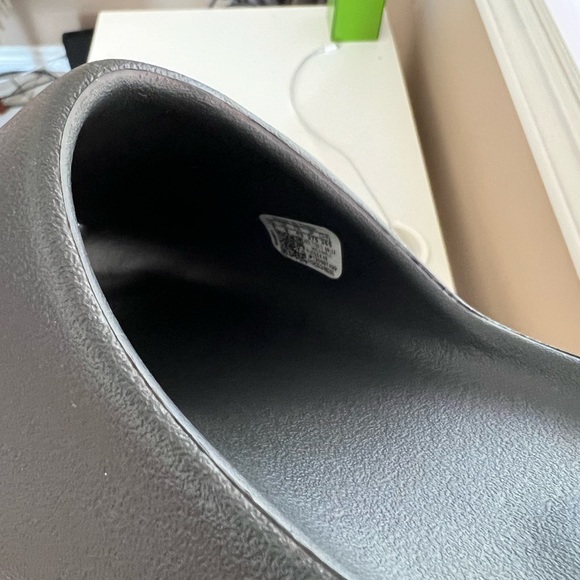 Onyx yeezy slide - Picture 3 of 4